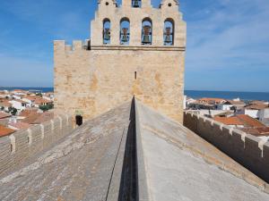 een uitzicht vanaf de top van een muur met een klokkentoren bij Studio Saintes-Maries-de-la-Mer, 1 pièce, 3 personnes - FR-1-475-99 in Saintes-Maries-de-la-Mer