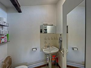 a small bathroom with a sink and a toilet at Appartement Saintes-Maries-de-la-Mer, 2 pièces, 4 personnes - FR-1-475-84 in Saintes-Maries-de-la-Mer