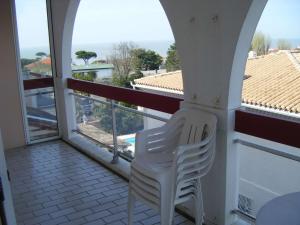 een witte stoel op een balkon met uitzicht bij Appartement Royan, 2 pièces, 4 personnes - FR-1-494-140 in Royan