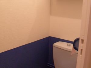 een badkamer met een wit toilet in een kamer bij Appartement Royan, 2 pièces, 4 personnes - FR-1-494-140 in Royan