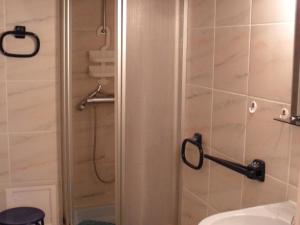 een badkamer met een douche en een wastafel bij Appartement Royan, 2 pièces, 4 personnes - FR-1-494-140 in Royan