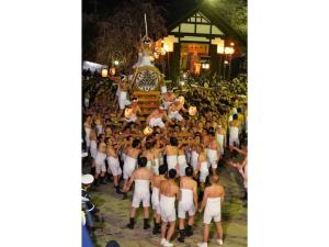 um grupo de homens em pé na frente de uma multidão em Guest House Jinya - Vacation STAY 05308v em Takayama