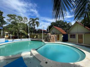 マニラにあるMAH Resort by Cocotelの庭の青い水を使用した大型スイミングプール