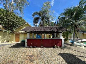 マニラにあるMAH Resort by Cocotelの煉瓦造りの庭に屋根のある小さな建物