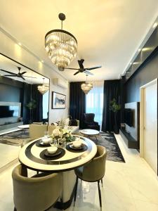 Televisyen dan/atau pusat hiburan di SINA TROIKA RESIDENCE KOTA BHARU 2BR WiFi NETFLIX POOL