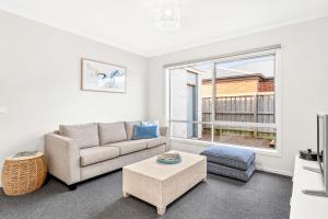 uma sala de estar com um sofá e uma janela em The Seas at Phillip Island em Cowes