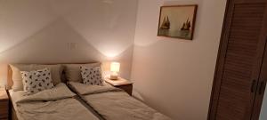 En eller flere senge i et værelse på Elina