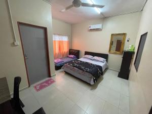 Postel nebo postele na pokoji v ubytování Ikhlas Roomstay