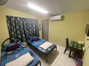 Postel nebo postele na pokoji v ubytování Ikhlas Roomstay