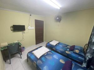 TV a/nebo společenská místnost v ubytování Ikhlas Roomstay