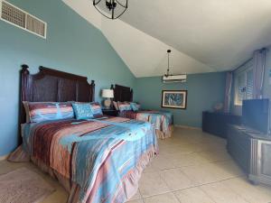 um quarto com 2 camas e paredes azuis em EliMar Bay View Studio em Culebra