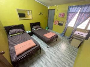 Postel nebo postele na pokoji v ubytování Ikhlas Roomstay