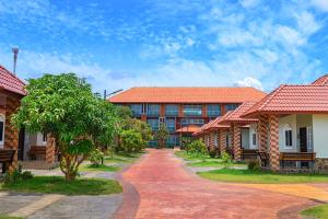 北冲Avarin Resort的一堆建筑,有红色的屋顶和土路