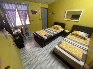 Postel nebo postele na pokoji v ubytování Ikhlas Roomstay