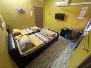 TV a/nebo společenská místnost v ubytování Ikhlas Roomstay