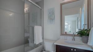 Bagno di 温西区豪华别墅附有按摩浴缸钢琴，接近机场downtown