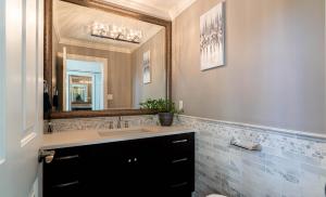 un bagno con lavandino e specchio di 温西区豪华别墅附有按摩浴缸钢琴，接近机场downtown a Vancouver Altre 23 foto