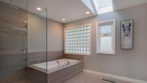 Bagno di 温西区豪华别墅附有按摩浴缸钢琴，接近机场downtown