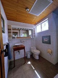 a bathroom with a toilet and a sink at Sunset Paradise in San Andrés