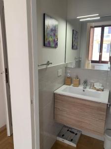 een badkamer met een wastafel en een spiegel bij Appartamento tra San Pietro e Castel S.Angelo in Rome