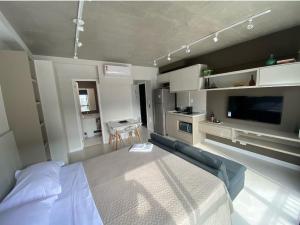 Cette chambre comprend un lit, un canapé et une cuisine. dans l'établissement 67 New studio in great location! Fast WI-FI, balcony, à São Paulo