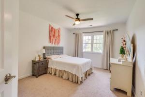 A bed or beds in a room at Beautiful Family Home in Quaint Columbia