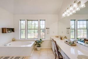 A bathroom at Beautiful Family Home in Quaint Columbia
