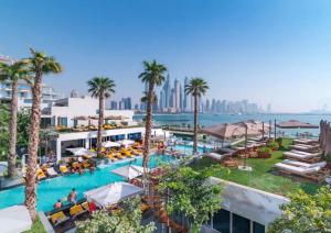 - une vue aérienne sur un complexe avec des palmiers et une piscine dans l'établissement Five Palm Residences, à Dubaï