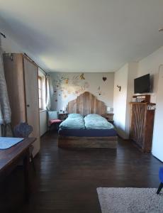 a bedroom with a bed with a wooden head board at 'Sissi' ein zaubehaftes Apartement im modernen Landhausstil in Oberammergau