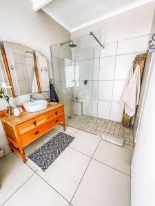 La salle de bains est pourvue d'un lavabo et d'une douche. dans l'établissement At Leisure, à Worcester