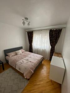 1 dormitorio con cama y ventana en The Urban Hub 1 en Iaşi