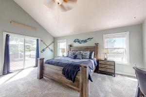 Un dormitorio con una cama y una ventana grande. en Northbay, en Pagosa Springs