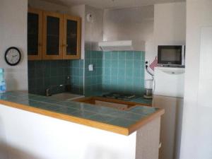 La cuisine est équipée d'un comptoir et d'un réfrigérateur. dans l'établissement Appartement Bormes-les-Mimosas, 2 pièces, 3 personnes - FR-1-308-51, à Bormes-les-Mimosas