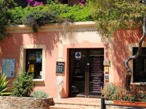 ボルム・レ・ミモザにあるAppartement Bormes-les-Mimosas, 2 pièces, 3 personnes - FR-1-308-51のピンクの建物
