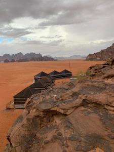 un gruppo di tende su una roccia nel deserto di Rum Crown a Wadi Rum