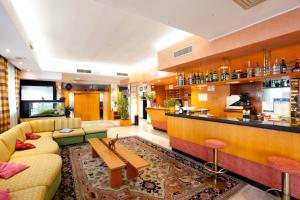 salon z kanapą i barem w obiekcie Hotel Canguro w mieście San Benedetto del Tronto