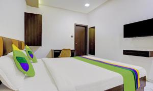 TV a/nebo společenská místnost v ubytování Prime Grand Hotel, Mumbai