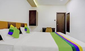 Postel nebo postele na pokoji v ubytování Prime Grand Hotel, Mumbai
