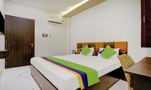 Postel nebo postele na pokoji v ubytování Prime Grand Hotel, Mumbai