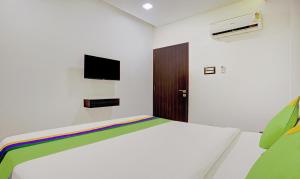 TV a/nebo společenská místnost v ubytování Prime Grand Hotel, Mumbai