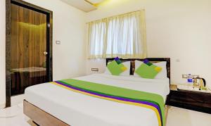 Postel nebo postele na pokoji v ubytování Prime Grand Hotel, Mumbai