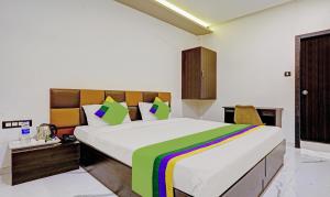 Postel nebo postele na pokoji v ubytování Prime Grand Hotel, Mumbai