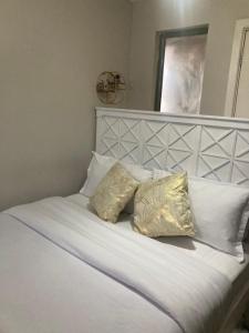 سرير أو أسرّة في غرفة في Jojo Residency