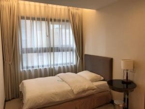 台北的住宿－AJ Residence 安捷國際公寓酒店，一间卧室设有一张床和一个大窗户
