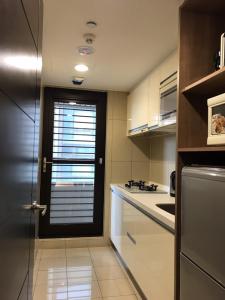 Kuchyň nebo kuchyňský kout v ubytování AJ Residence 安捷國際公寓酒店