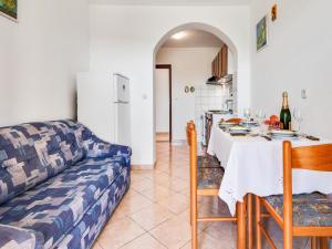Posezení v ubytování Cozy Apartment Stay in Porec + 32 fotografií