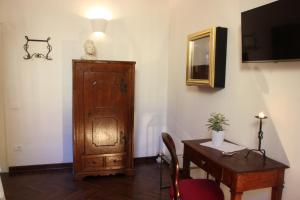 a room with a table and a wooden cabinet at InChiostro Rooms&Breakfast in Padova