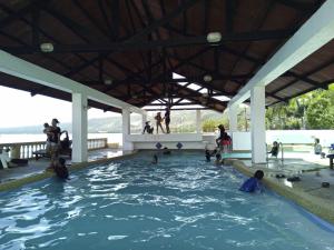 un groupe de personnes dans une piscine dans l'établissement Ocean Bay Beach Resort, à Dalaguete