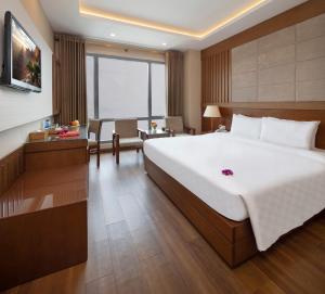 Postel nebo postele na pokoji v ubytování Eden Star Saigon Hotel