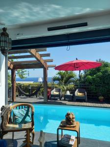 Bazén v ubytování CHAMBRE CHEZ L HABITANT PISCINE VUE MER SDB et TERRASSE PRIVEE nebo v jeho okolí